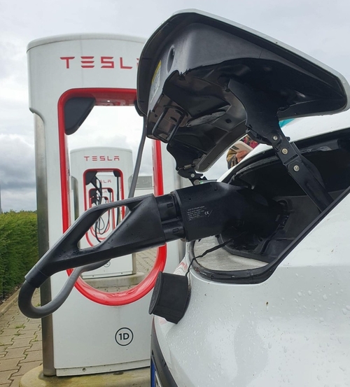 Latest company news about Leaf'in Tesla Supercharger'ı kullanması için bir adaptör var mı?Evet tabii. Sixpence CCS2 To CHAdeMo Adaptörü onu pssoiable yapıyor